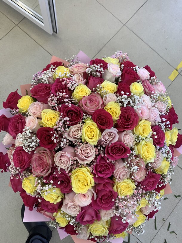 Букет из 101 с гипсофилой, артикул F1271592 - 47700 рублей, доставка по городу. Flawery - доставка цветов