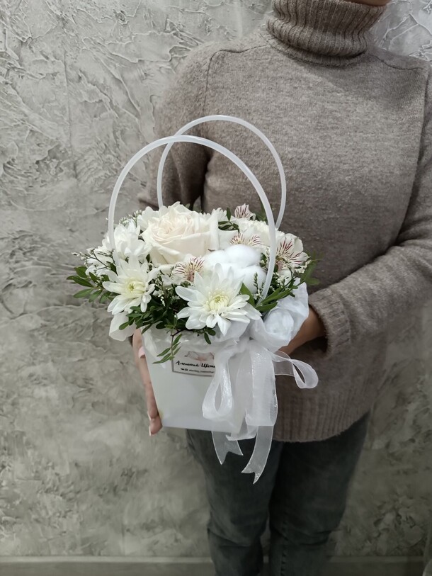 Композиция цветов с розой, хризантемой, артикул F1334293 - 2900 рублей, доставка по городу. Flawery - доставка цветов