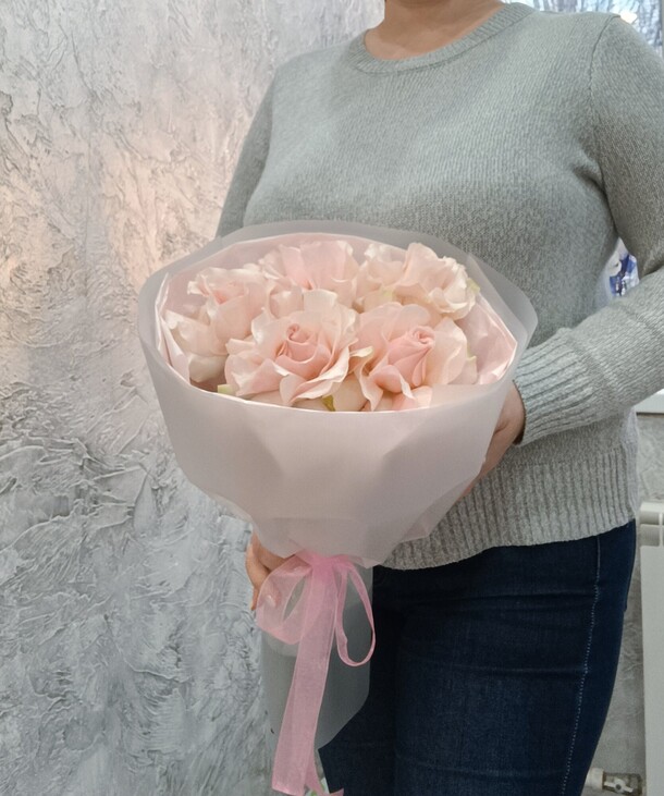 Букет с французскими нежно-розовыми розами, артикул F1364352 - 2550 рублей, доставка по городу. Flawery - доставка цветов