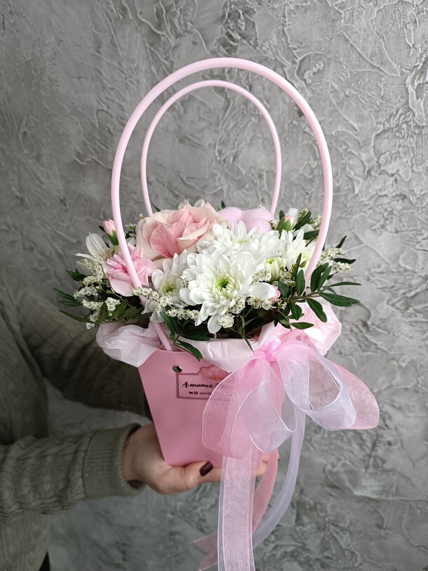 Композиция цветов с розовой розой, артикул F1380486 - 2900 рублей, доставка по городу. Flawery - доставка цветов