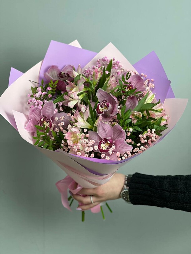 Букет с орхидеей и альстромерией, артикул F1271802 - 3900 рублей, доставка по городу. Flawery - доставка цветов