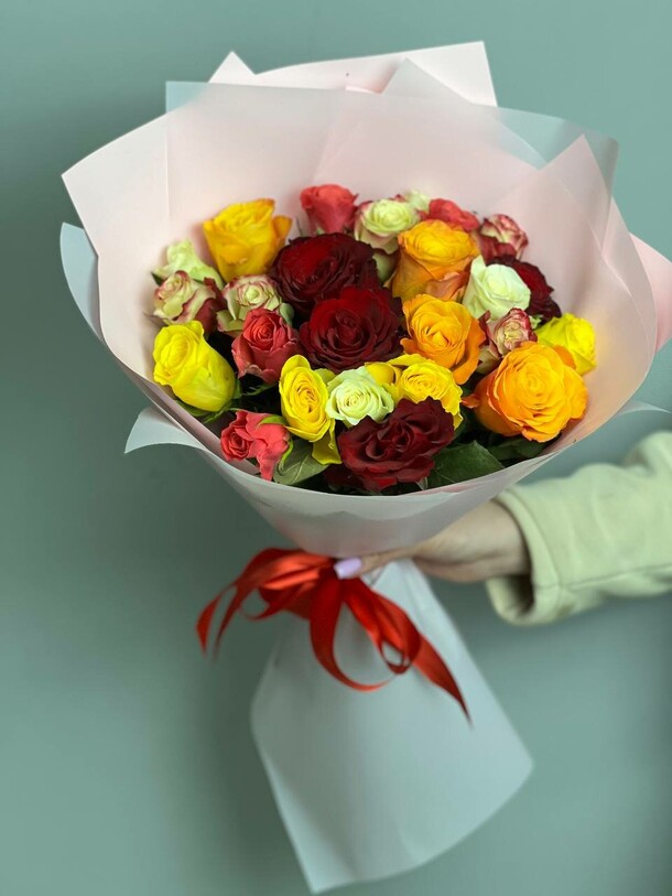 Букет из 25 роз кения микс, артикул F1271804 - 4300 рублей, доставка по городу. Flawery - доставка цветов