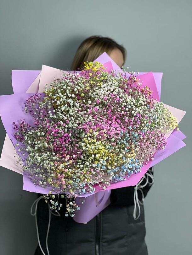 Букет с цветной гипсофилой, артикул F1271831 - 3270 рублей, доставка по городу. Flawery - доставка цветов