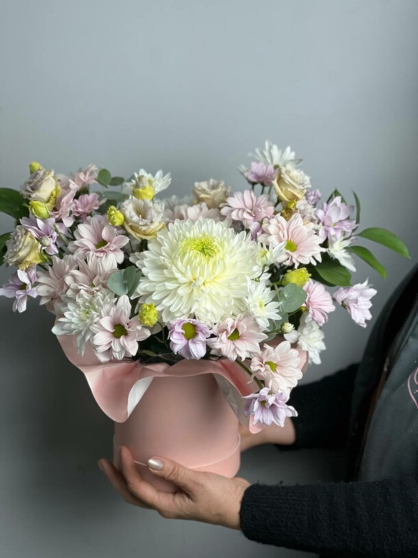 Цветы в коробке, артикул F1271834 - 3890 рублей, доставка по городу. Flawery - доставка цветов