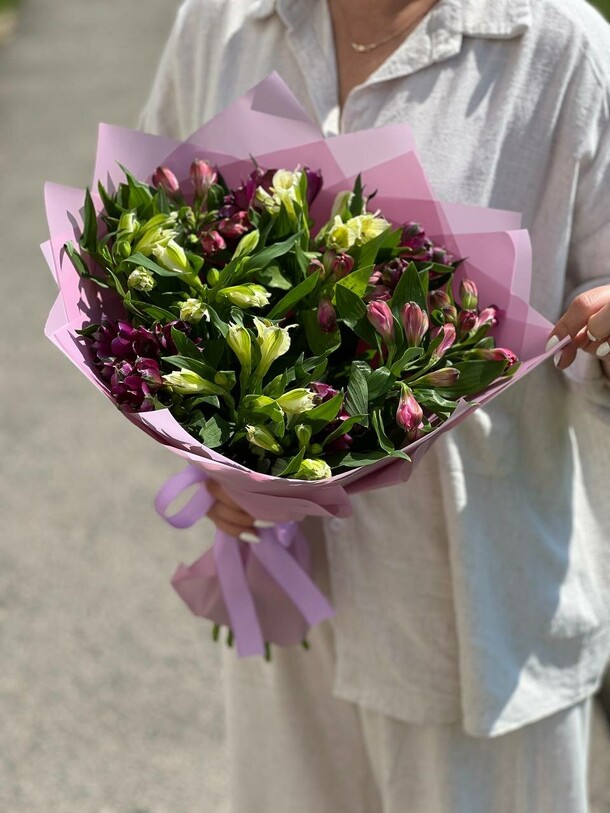 Букет с 15 альстромериями, артикул F1339204 - 3470 рублей, доставка по городу. Flawery - доставка цветов