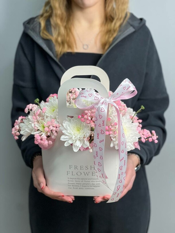 Сумочка с хризантемой кустовой и гипсофилой, артикул F1339206 - 2800 рублей, доставка по городу. Flawery - доставка цветов