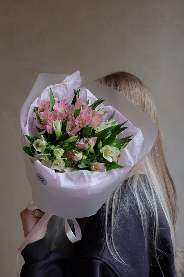 7 альстромерий в дизайнерской упаковке, артикул F1284051 - 4100 рублей, доставка по городу. Flawery - доставка цветов