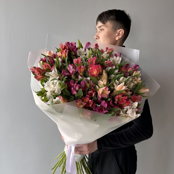 49-0006 букет из 35 ярких альстромерий в стильной упаковке, артикул F1276819 - 10600 рублей, доставка по городу. Flawery - доставка цветов