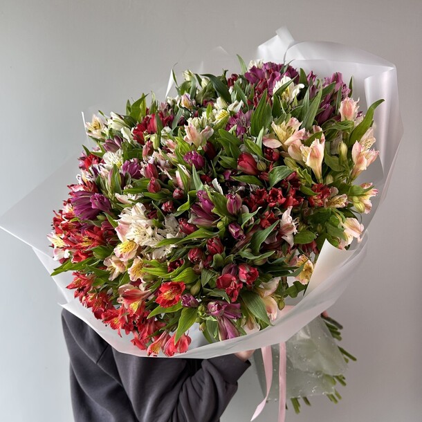 Букет из 101 альстромерий, артикул F1278951 - 28150 рублей, доставка по городу. Flawery - доставка цветов