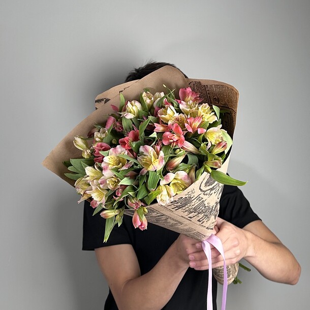 49-0004 букет альстромерий в крафтовой упаковке, артикул F1331745 - 4660 рублей, доставка по городу. Flawery - доставка цветов