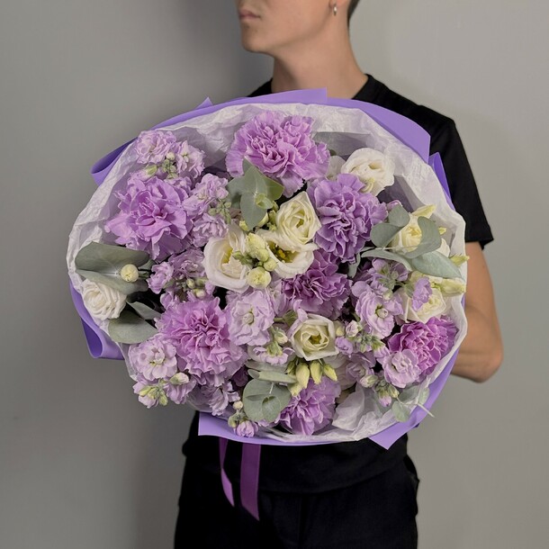 Яркий букет из ароматной маттиолы, диантусами и белой эустомой с зеленью из эвкалипта, артикул F1331829 - 10150 рублей, доставка по городу. Flawery - доставка цветов