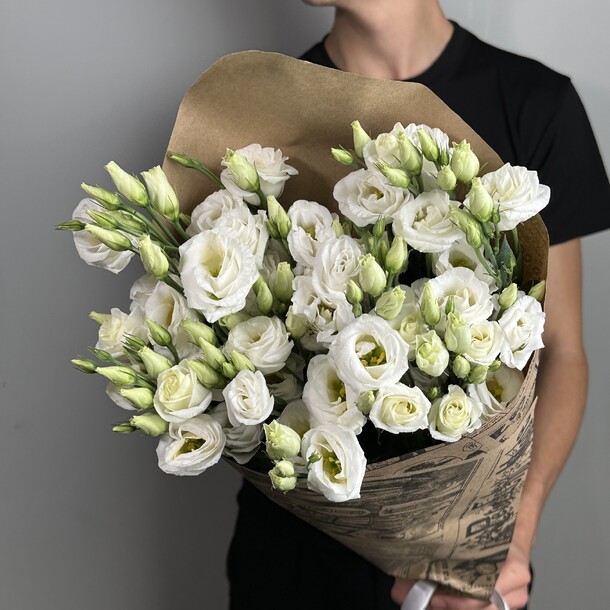 Букет из белых эустом в крафтовой упаковке, артикул F1331862 - 6600 рублей, доставка по городу. Flawery - доставка цветов