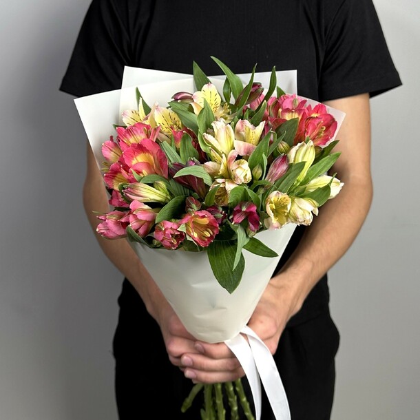 Букет из 11 яркой альстромерии в стильной упаковке, артикул F1333114 - 3950 рублей, доставка по городу. Flawery - доставка цветов