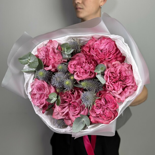 Монобукет из пионовидной розы с синим эрингиумом и эвкалиптом в стильной упаковке, артикул F1335294 - 8600 рублей, доставка по городу. Flawery - доставка цветов