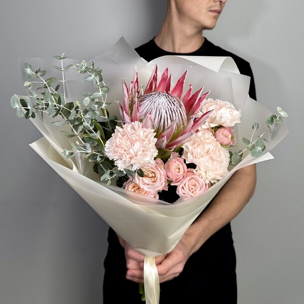 Авторский букет из розовой протеи, диантусов и кустовой розы с эвкалиптом, артикул F1336619 - 7400 рублей, доставка по городу. Flawery - доставка цветов