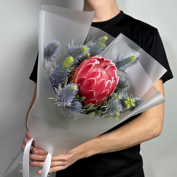 Мужской букет из африканской розы и синего эрингиума в стильной упаковке, артикул F1343095 - 7750 рублей, доставка по городу. Flawery - доставка цветов