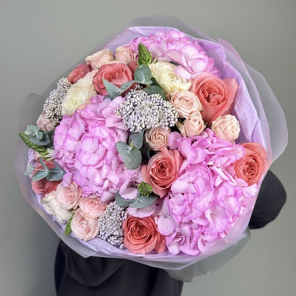 Авторский букет из пион розы и розовой гортензии с кустовой розой и зеленью в стильной упаковке, артикул F1367621 - 22350 рублей, доставка по городу. Flawery - доставка цветов