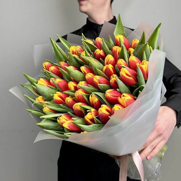 Букет из 51 тюльпанов огонек в матовой упаковке, артикул F1378921 - 22900 рублей, доставка по городу. Flawery - доставка цветов