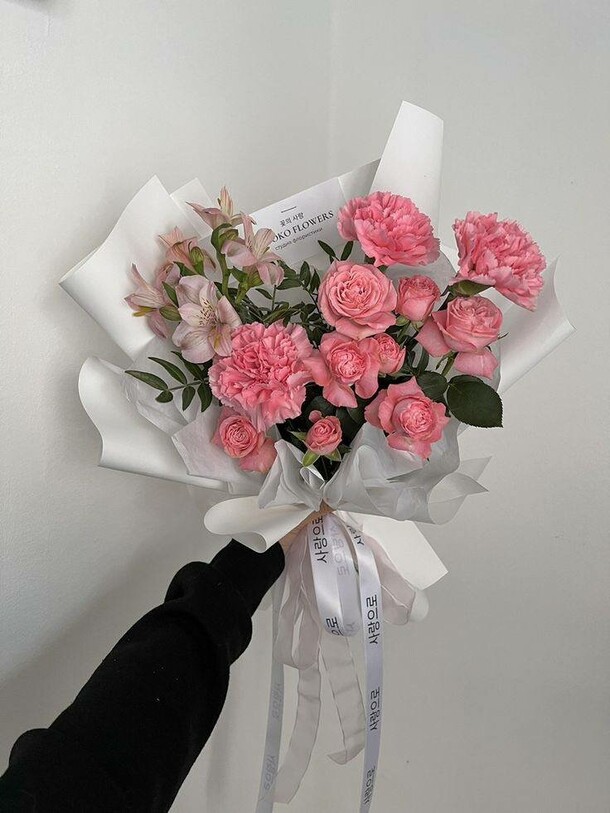 Букет "стильный", артикул F1274763 - 2300 рублей, доставка по городу. Flawery - доставка цветов