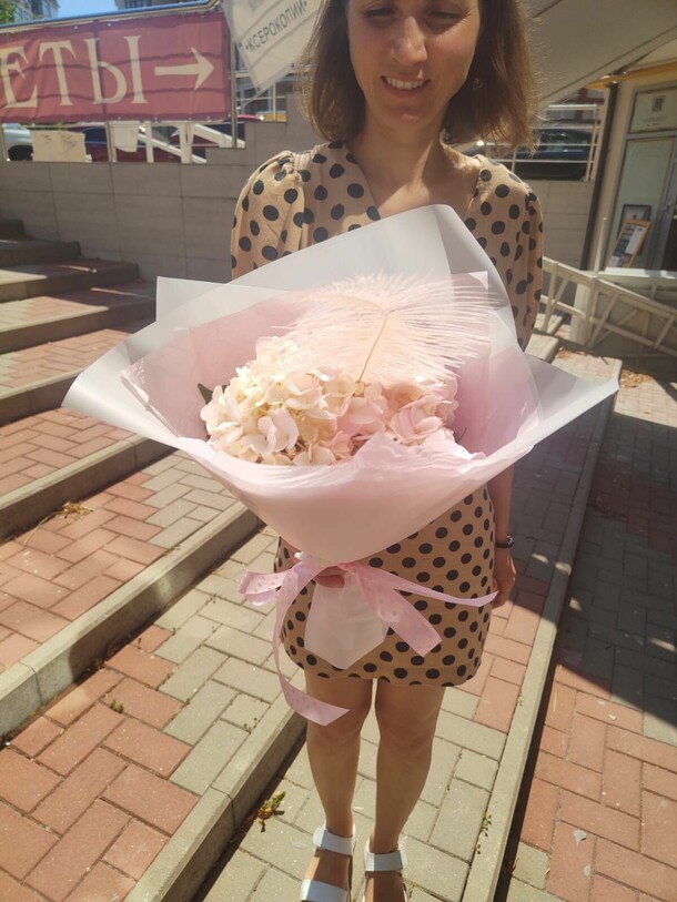 Гортензия с перышком, артикул F1307194 - 1600 рублей, доставка по городу. Flawery - доставка цветов