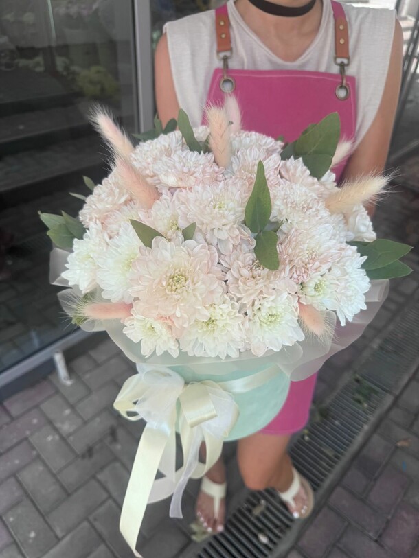 Коробка с хризантемами и лагурусом, артикул F1307197 - 3800 рублей, доставка по городу. Flawery - доставка цветов