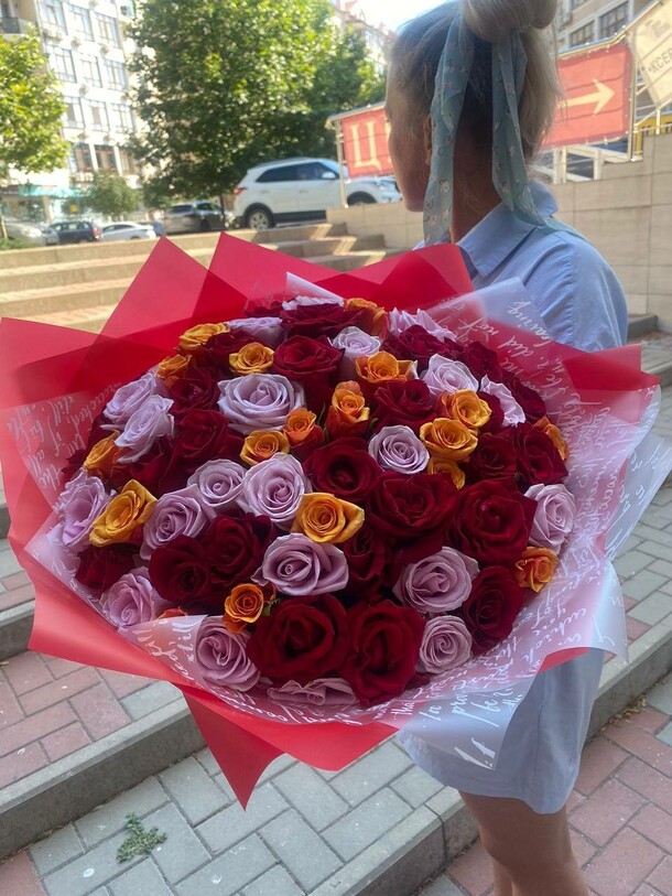 101 роза микс, артикул F1308580 - 13000 рублей, доставка по городу. Flawery - доставка цветов
