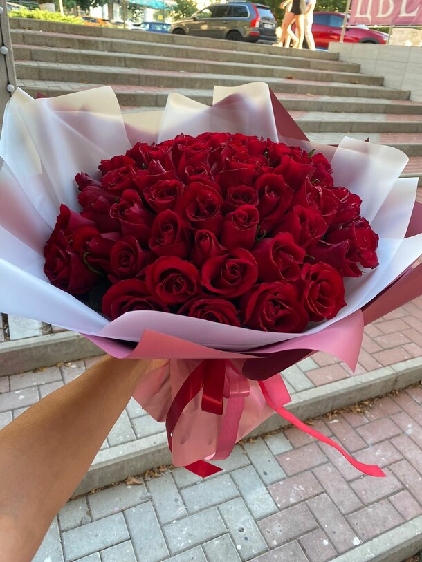 51 роза, артикул F1308603 - 9500 рублей, доставка по городу. Flawery - доставка цветов