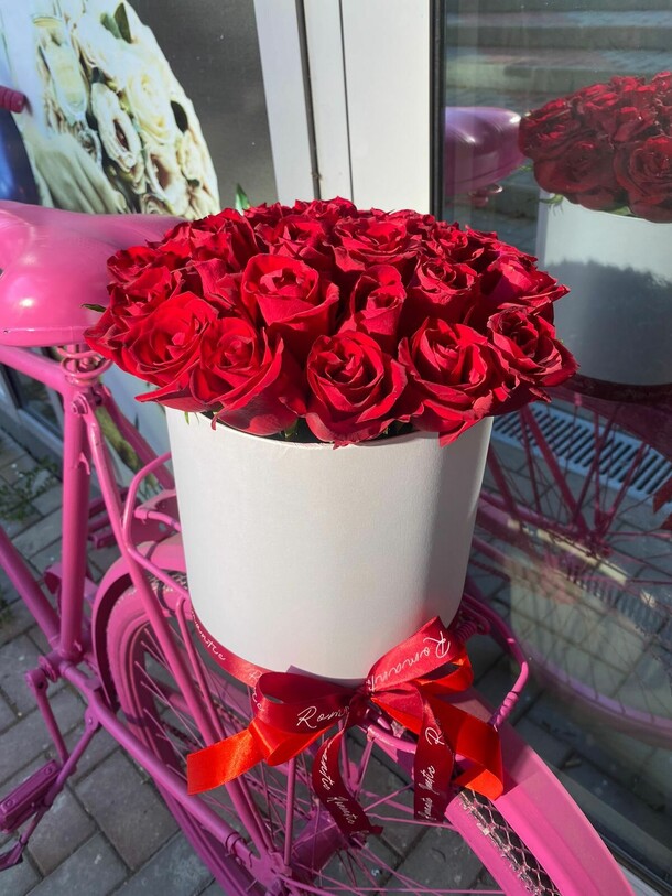 Розы в коробке, артикул F1308604 - 5500 рублей, доставка по городу. Flawery - доставка цветов