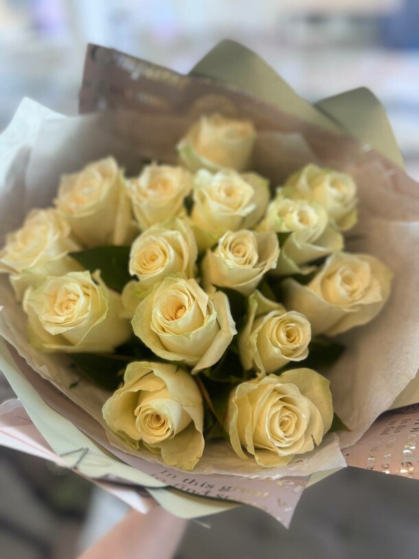 15 белых роз, артикул F1308612 - 2500 рублей, доставка по городу. Flawery - доставка цветов