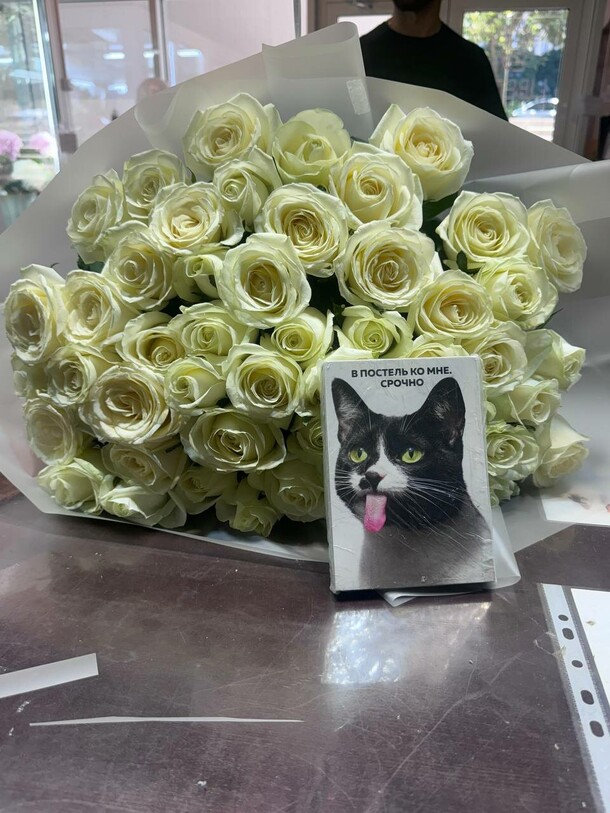 51 белая роза, артикул F1308613 - 7500 рублей, доставка по городу. Flawery - доставка цветов