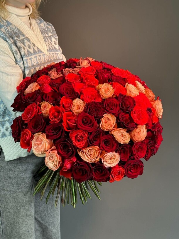 Шикарный букет из 101 розы, артикул F1287176 - 39000 рублей, доставка по городу. Flawery - доставка цветов