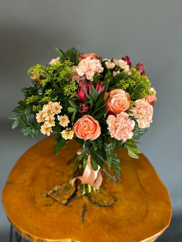 Пышный букет микс цветов в теплых тонах, артикул F1332156 - 7100 рублей, доставка по городу. Flawery - доставка цветов