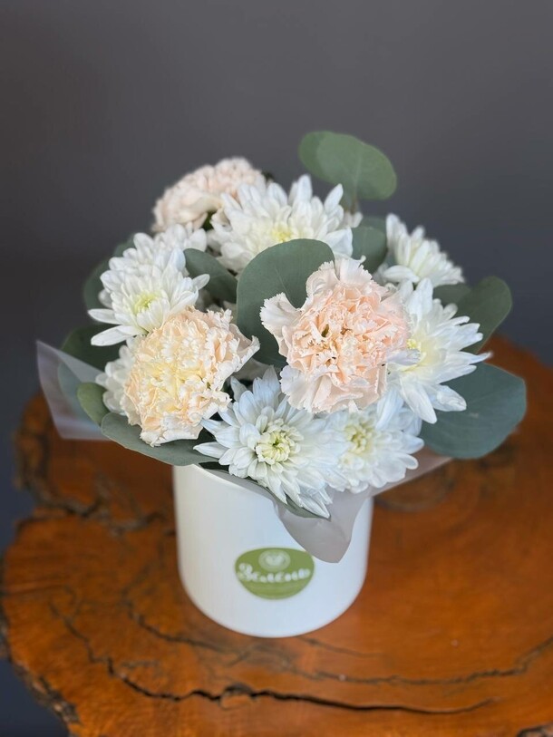 Белые хризантемы в шляпной коробке, артикул F1398374 - 1999 рублей, доставка по городу. Flawery - доставка цветов