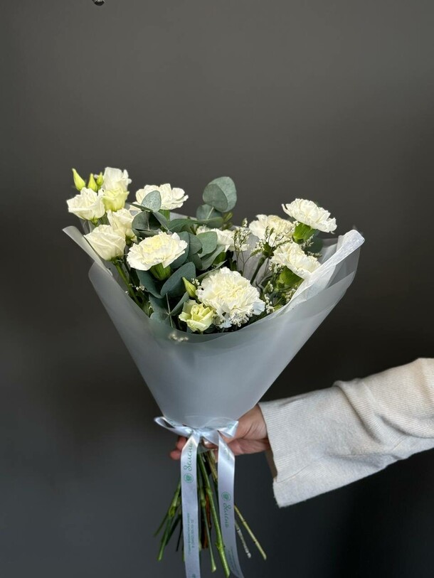 Букет с белыми гвоздиками и эвкалиптом, артикул F1508760 - 3950 рублей, доставка по городу. Flawery - доставка цветов