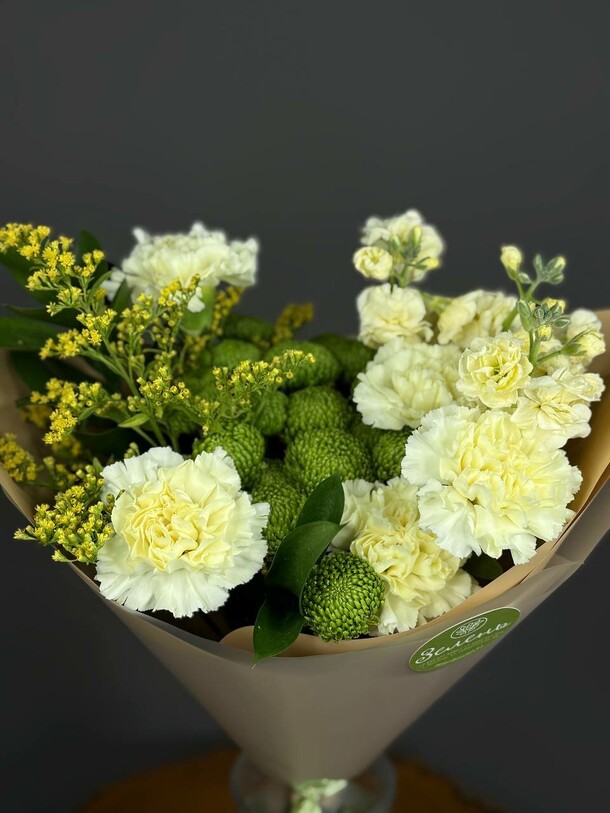 Желто-зеленый букет в упаковке, артикул F1508764 - 2980 рублей, доставка по городу. Flawery - доставка цветов