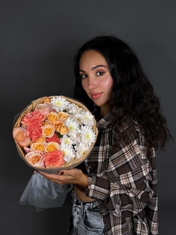 Букет с оранжевыми оттенками в упаковке, артикул F1508765 - 4300 рублей, доставка по городу. Flawery - доставка цветов