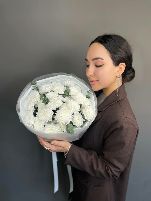 Букет с белыми хризантемами и эвкалиптом, артикул F1508776 - 4000 рублей, доставка по городу. Flawery - доставка цветов