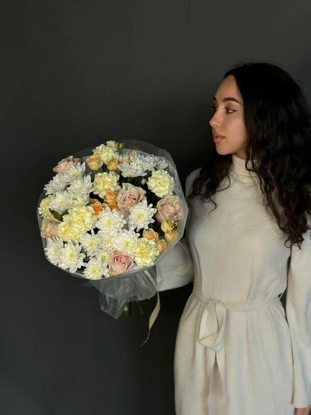 Букет из цветов в постельных тонах с хризантемами, артикул F1508780 - 7500 рублей, доставка по городу. Flawery - доставка цветов