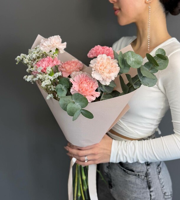 Букет из розовых диантусов и эвкалипта, артикул F1508801 - 2300 рублей, доставка по городу. Flawery - доставка цветов