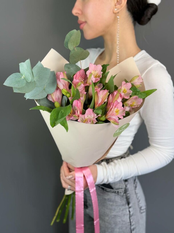 Букет из альстромерий и эвкалипта, артикул F1508802 - 1900 рублей, доставка по городу. Flawery - доставка цветов