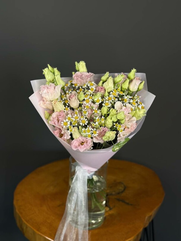 Нежный букет с эустомой и ромашкой в упаковке, артикул F1508826 - 2860 рублей, доставка по городу. Flawery - доставка цветов