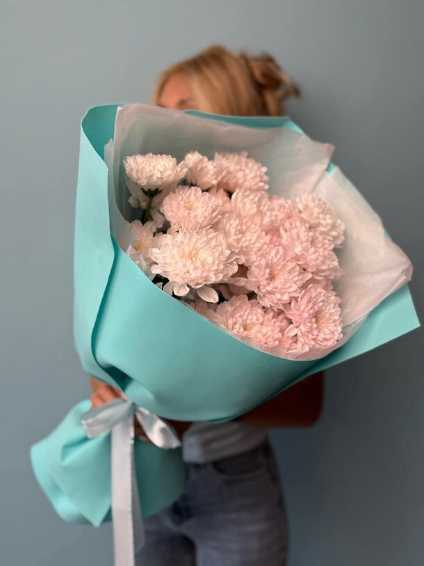 5 хризантем, артикул F1434934 - 3499 рублей, доставка по городу. Flawery - доставка цветов