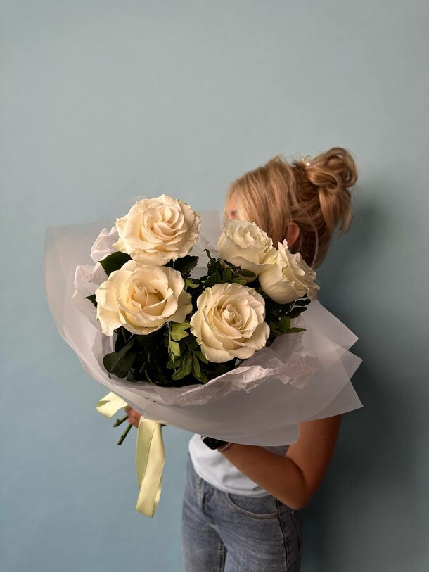 5 роз, артикул F1434961 - 2999 рублей, доставка по городу. Flawery - доставка цветов