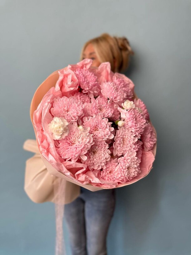 Букет из хризантем и диантусов, артикул F1434966 - 3799 рублей, доставка по городу. Flawery - доставка цветов