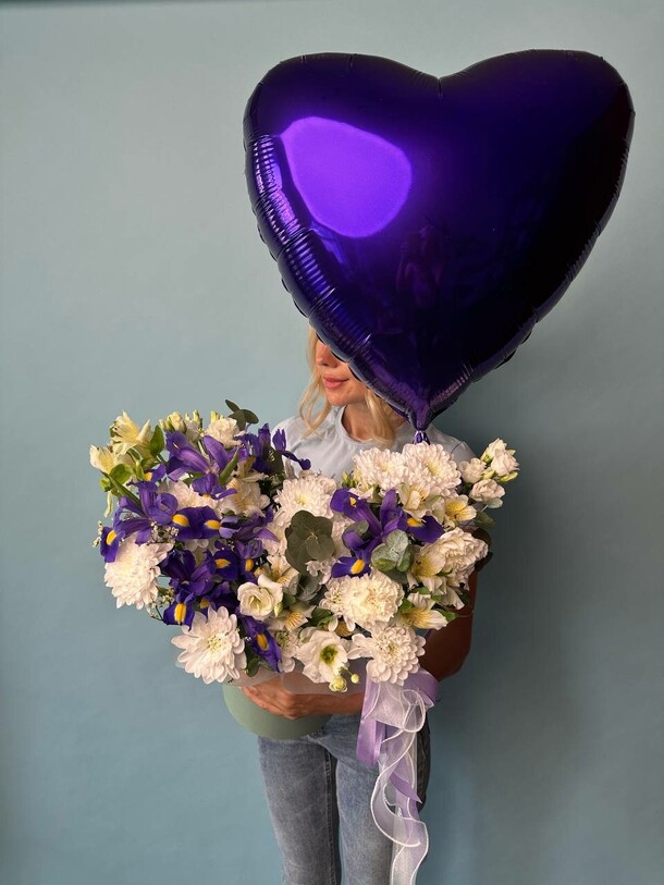 Композиция с ирисами и шариком, артикул F1434974 - 10599 рублей, доставка по городу. Flawery - доставка цветов