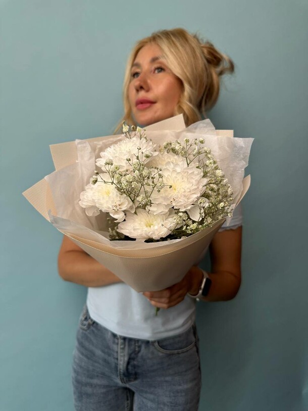 Букет из хризантемы и гипсофилы, артикул F1434977 - 2050 рублей, доставка по городу. Flawery - доставка цветов