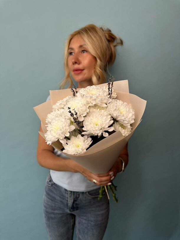 3 хризантемы с лавандой, артикул F1434980 - 2399 рублей, доставка по городу. Flawery - доставка цветов