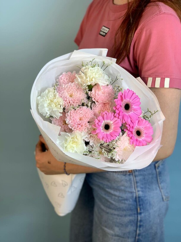 Букет с диантусами и герберами, артикул F1449407 - 5590 рублей, доставка по городу. Flawery - доставка цветов