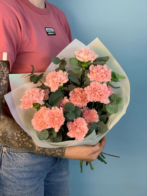 15 диантусов с эвкалиптом, артикул F1450328 - 5399 рублей, доставка по городу. Flawery - доставка цветов