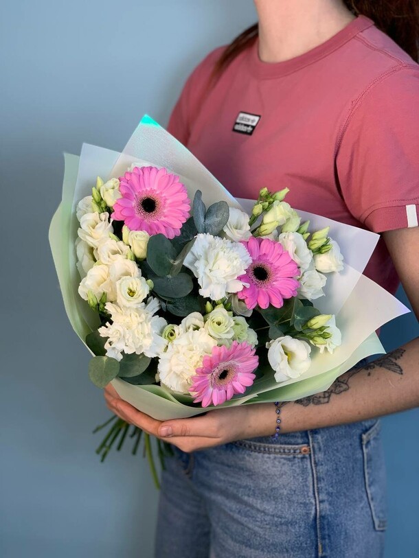 Букет из эустомы и гербер, артикул F1450329 - 6499 рублей, доставка по городу. Flawery - доставка цветов